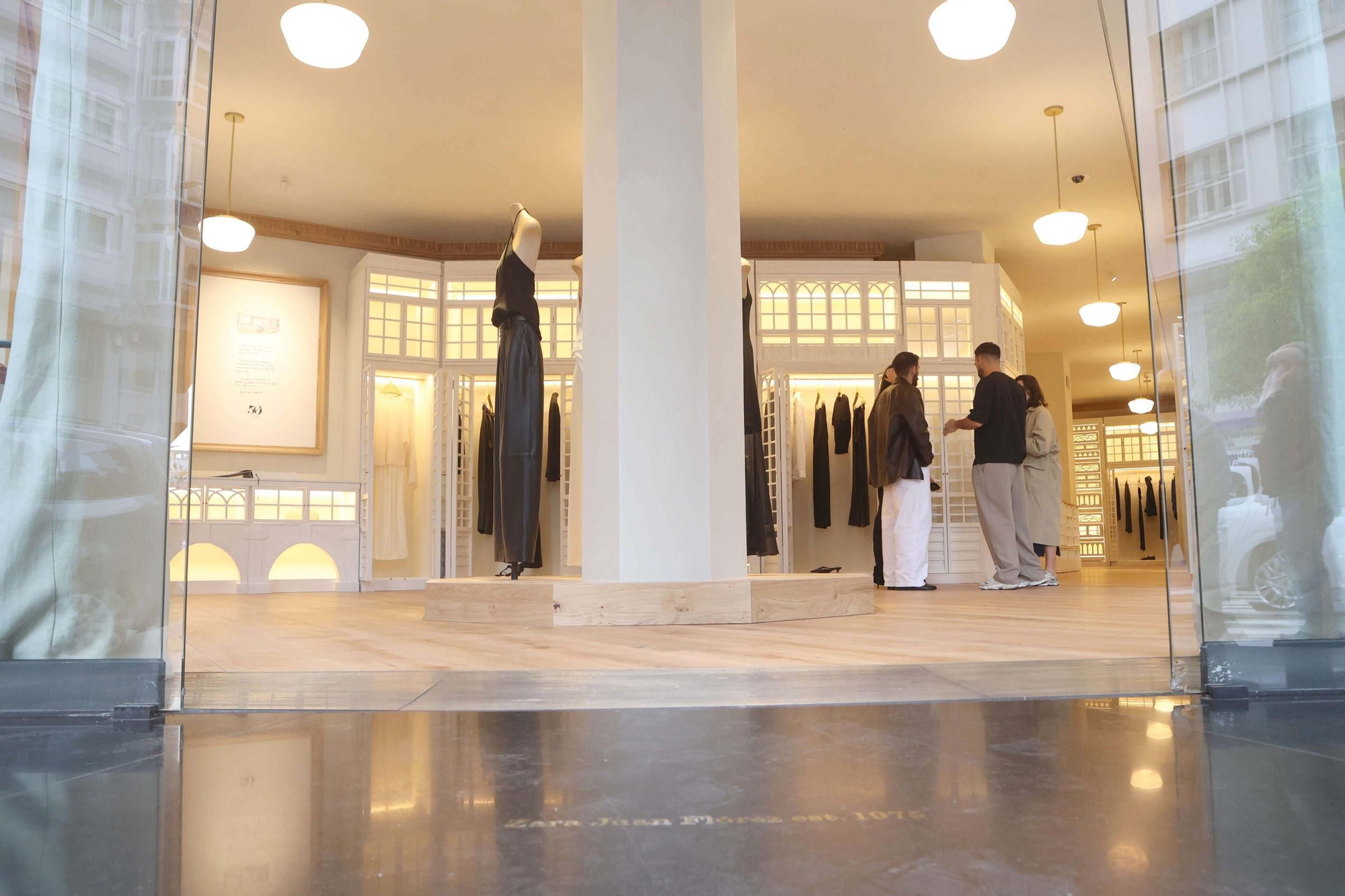 Reinauguración de la primera tienda de Zara: un homenaje a la Marina y una colección exclusiva
