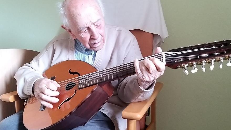 La vitalidad de un zamorano de Castroverde: Músico, poeta y artista a los 104 años