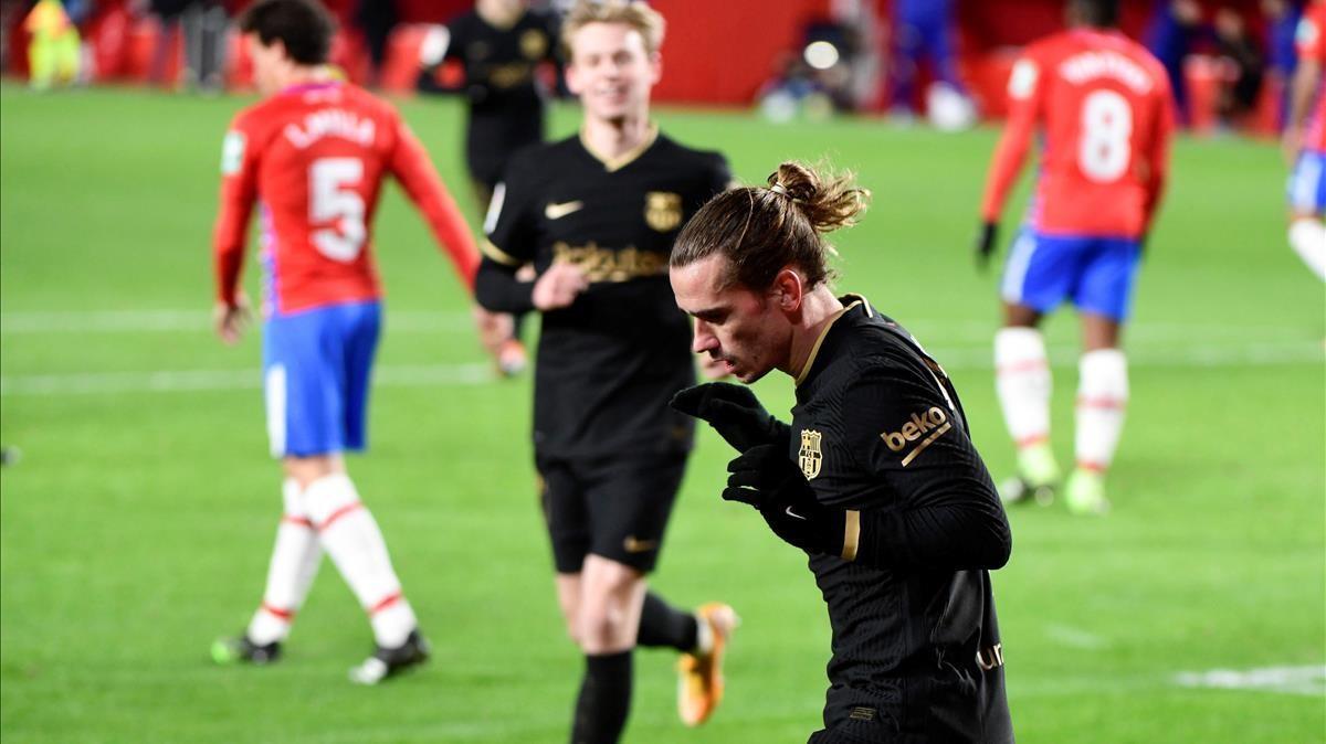 Antoine Griemann baila para celebrar su segundo gol y cuarto del Barcelona en Granada.