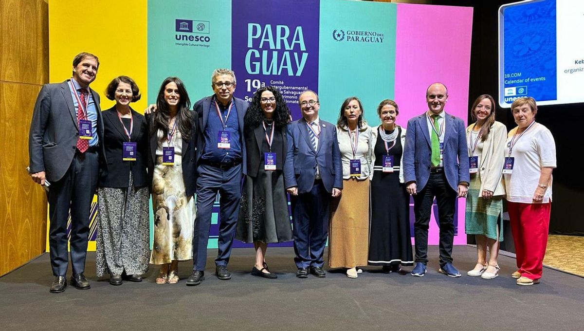 La delegación española que defendió la candidatura de la cultura de la sidra asturiana en Paraguay, con Jordi Martí, Vanessa Gutiérrez y Miquel Iceta en el centro. Pablo León es el tercero por la derecha. | P. A.