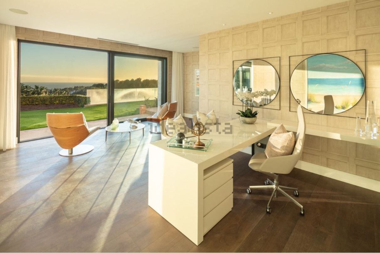 Vivienda valorada en 27,5 millones de euros y ubicada en una de la comunidades cerradas más prestigiosas de Marbella (Málaga): Cascada de Camoján, en las estribaciones de Sierra Blanca. Tiene 9 habitaciones y casi 2.500 m2.