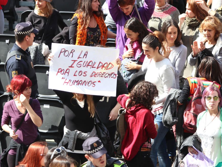 8-M en Málaga | La Policía Local desaloja la tribuna de Semana Santa durante