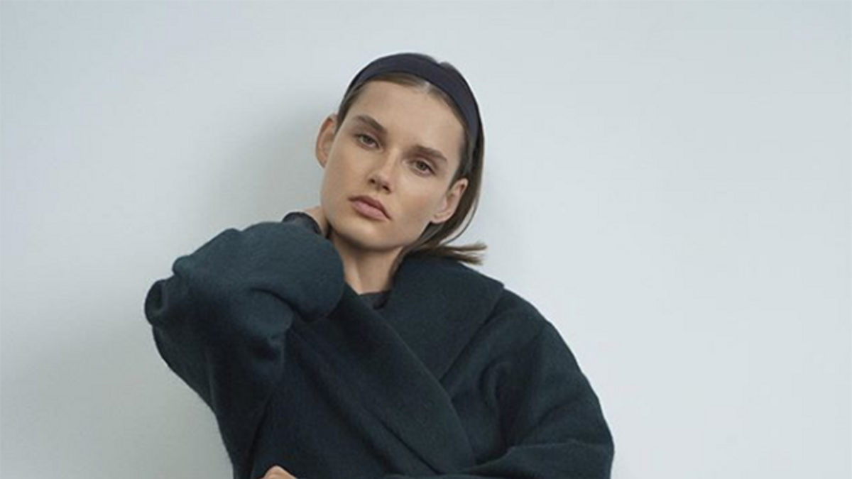 Modelo de Zara con abrigo negro