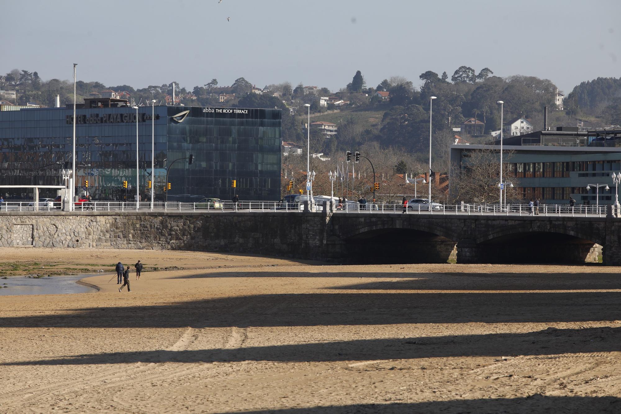 La playa de San Lorenzo, repleta de arena