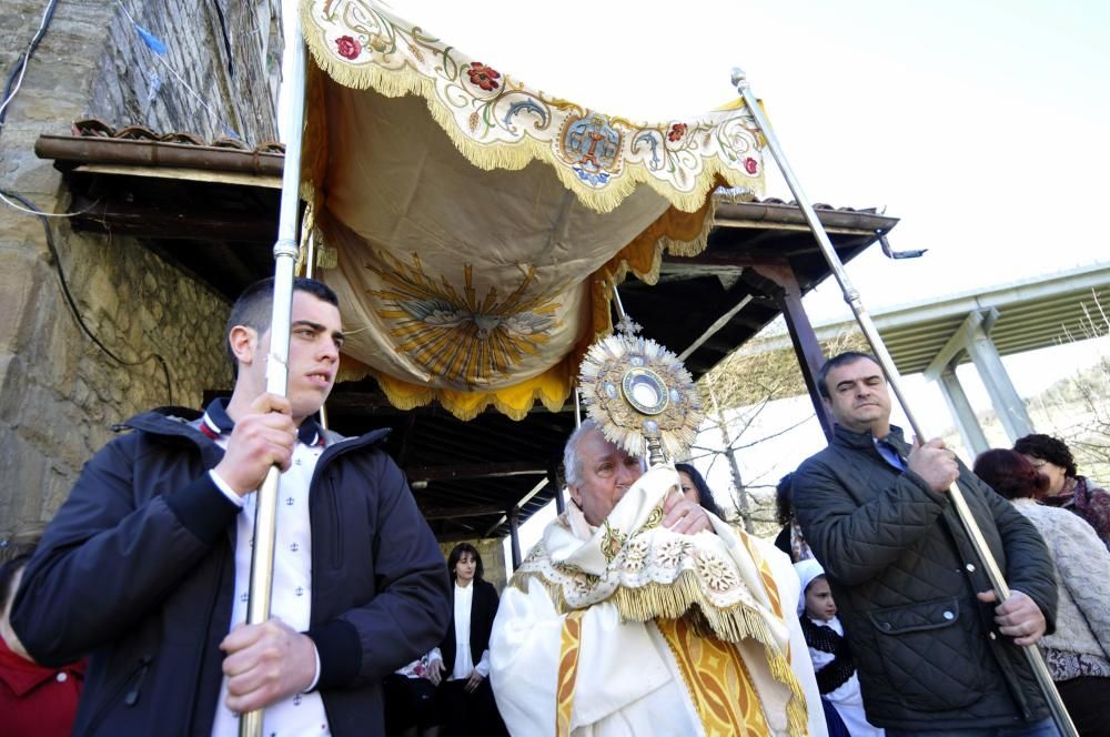 Misa y procesión de El Encuentro en Campomanes