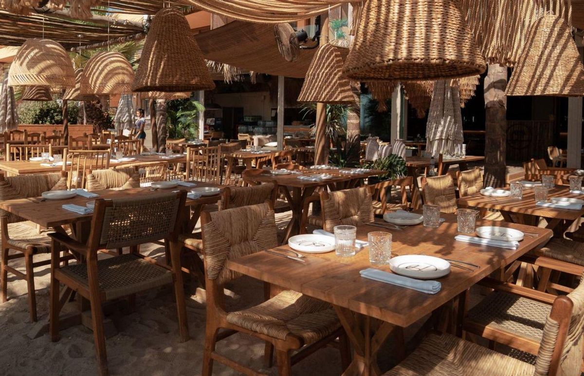 Comer con los pies en la arena y vistas al mar es toda una experiencia en Ibiza.