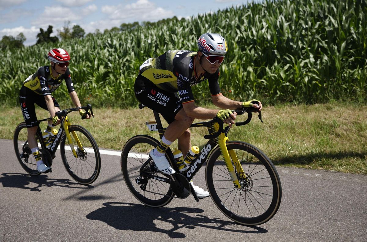 (France), 08/07/2025.- Danish rider Jonas Vingegaard (L) of Team Visma-Lease a Bike and Belgian rider Wout Van Aert (R) of Team Visma-Lease a Bike in action during the 4th stage of the Tour de France cycling race over 174.2km from Amiens to Rouen, France, 08 July 2025. (Ciclismo, Francia) EFE/EPA/MARTIN DIVISEK