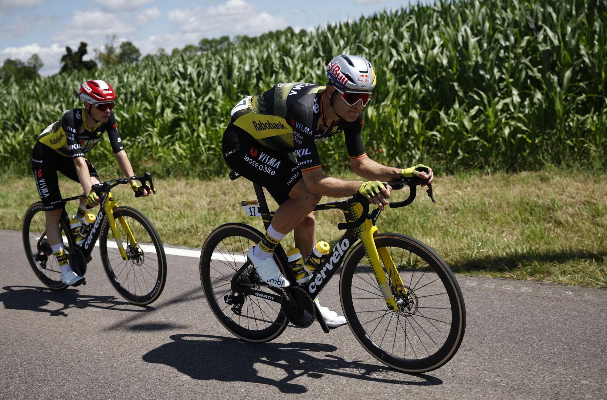 (France), 08/07/2025.- Danish rider Jonas Vingegaard (L) of Team Visma-Lease a Bike and Belgian rider Wout Van Aert (R) of Team Visma-Lease a Bike in action during the 4th stage of the Tour de France cycling race over 174.2km from Amiens to Rouen, France, 08 July 2025. (Ciclismo, Francia) EFE/EPA/MARTIN DIVISEK