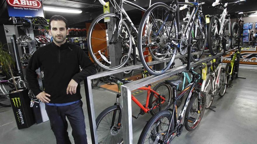 El propietario de la tienda, Manuel Leiva, en XRCBike.