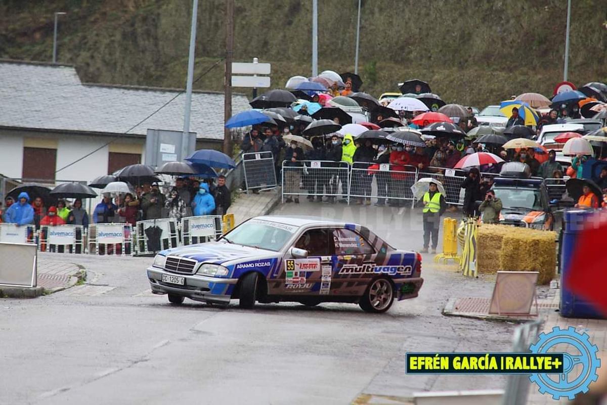 El Mercedes de Carlos Menéndez durante una prueba.