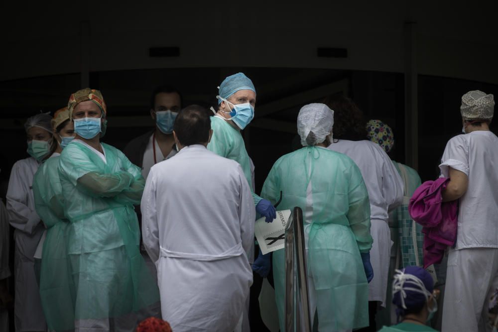 Homenaje a Fina Belenguer, sanitaria fallecida por coronavirus en el Dr. Peset