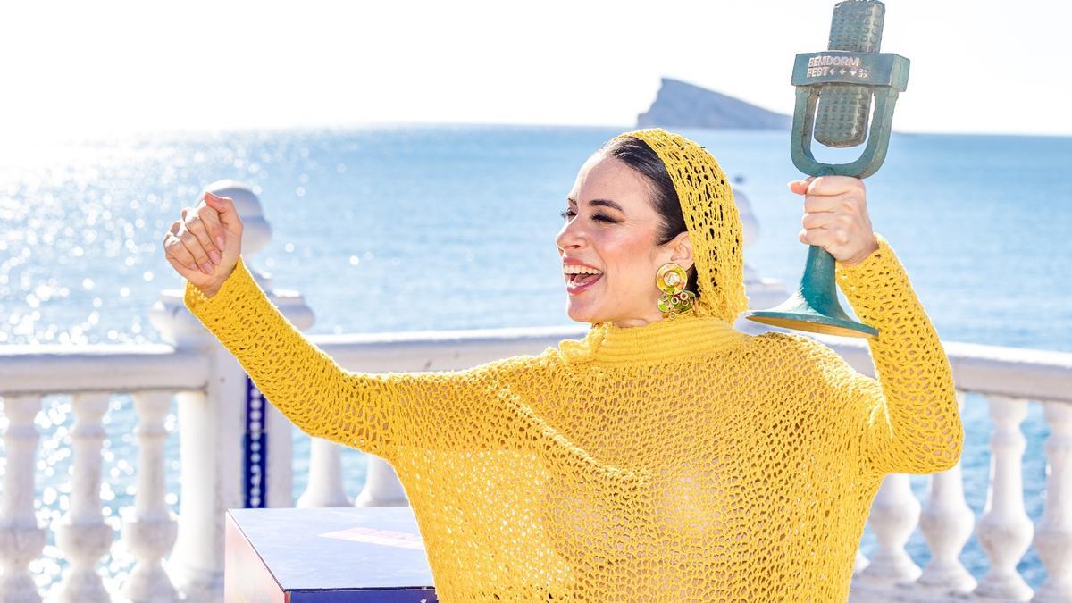 La ilicitana Blanca Paloma celebra su triunfo en el Benidorm Fest con l&#039;Illa al fondo.