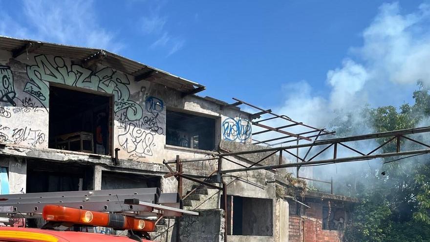 Un fuego calcina una nave abandonada en Cordeda (Culleredo)