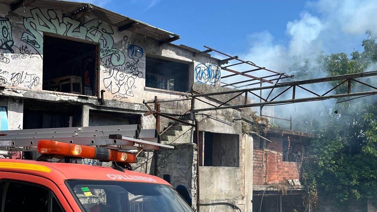 Incendio en una nave abandonada en Cordeda