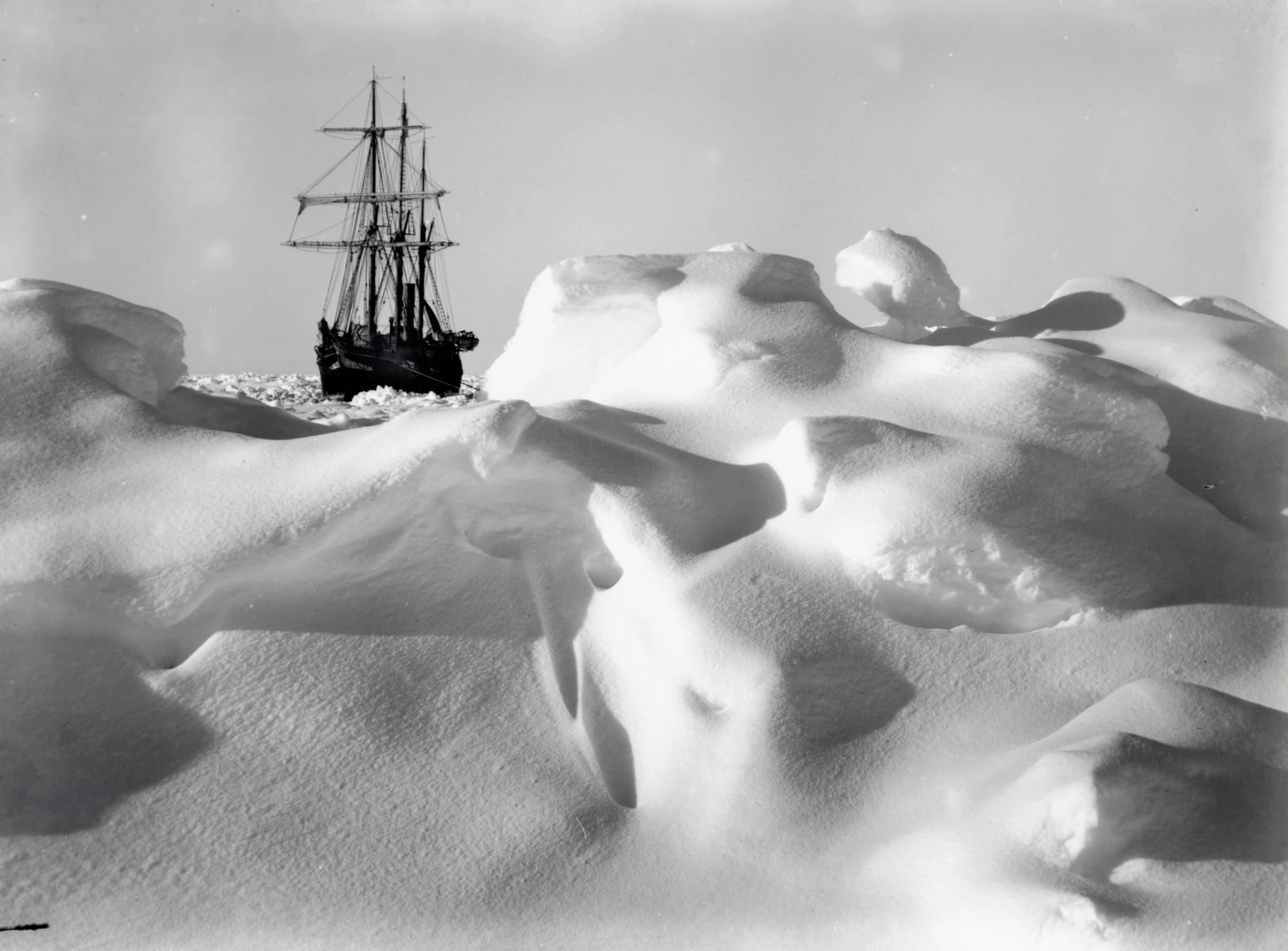 El Endurance, atrapado en la Antártida.