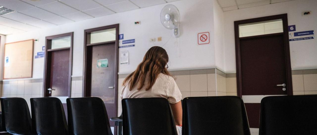 Una paciente espera en soledad una consulta en un centro de salud de Tenerife. | | ANDRÉS GUTIÉRREZ