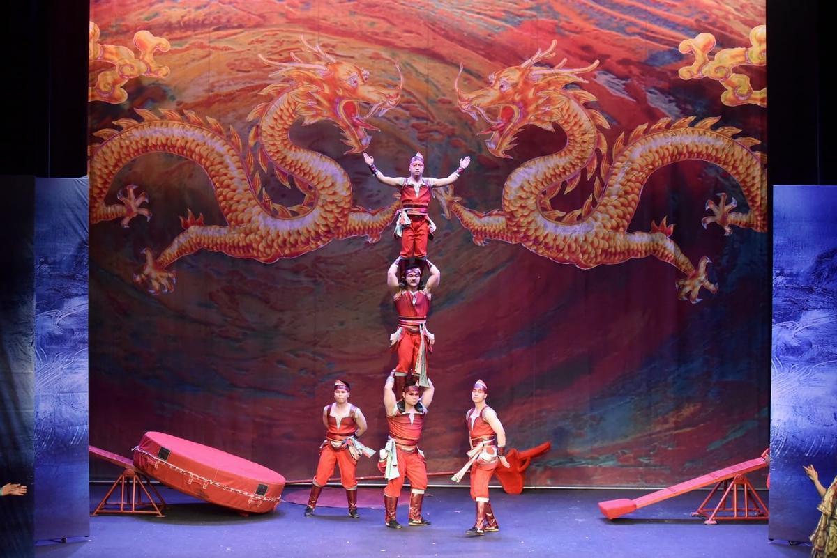 Un instante del pase para medios del Circo Acrobático Nacional de China.