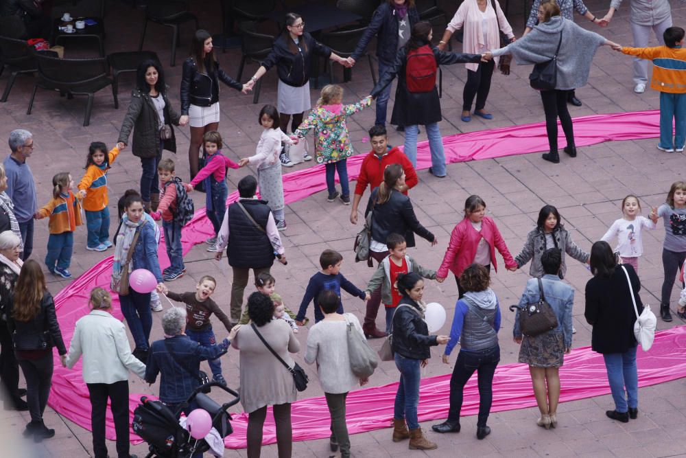 Un centenar de persones van crear el llaç rosa gegant de l''Oncolliga a la ciutat de Girona