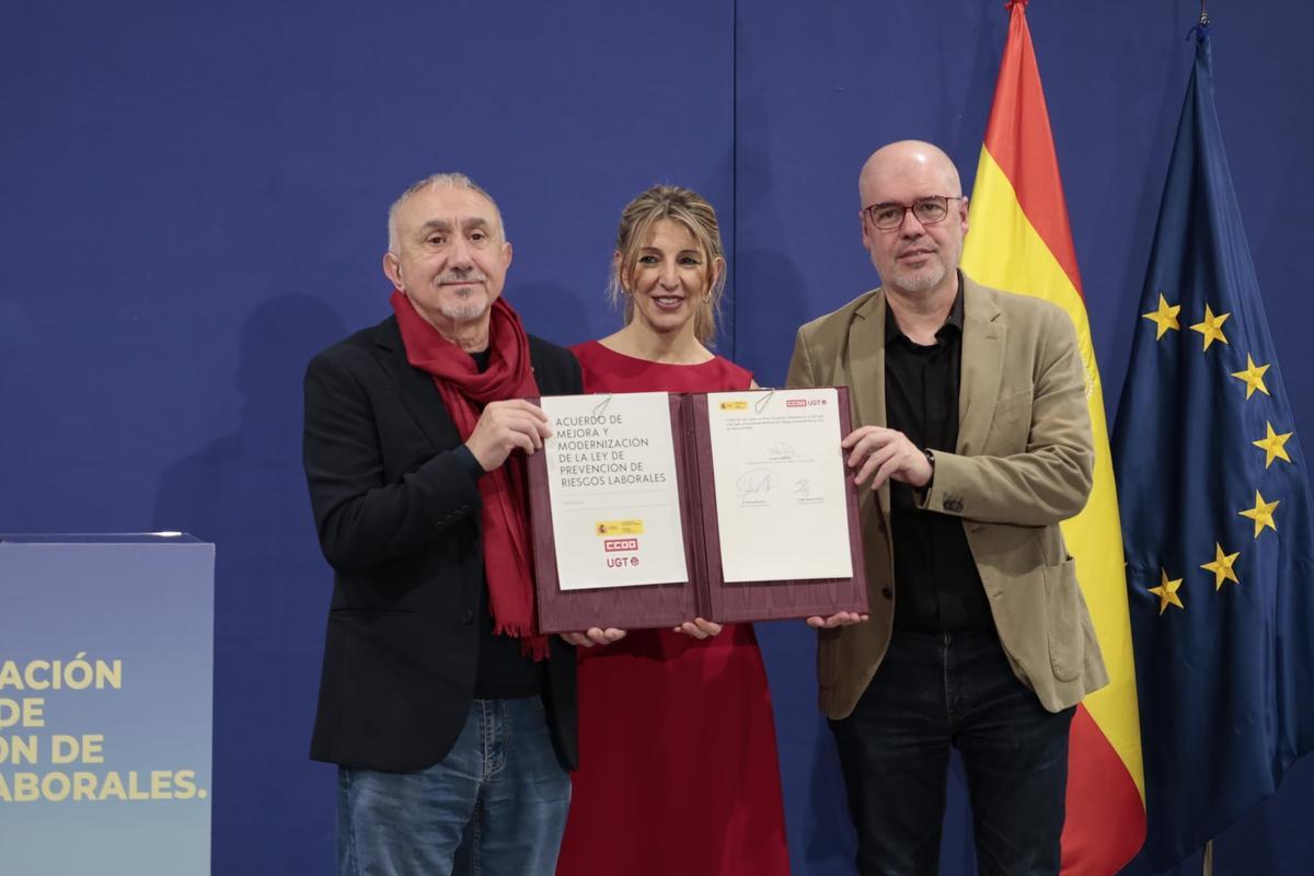 Firma del pacto entre el secretario general de UGT, Pepe Álvarez, de CCOO, Unai Sordon y Yolanda Díaz, ministra de Trabajo