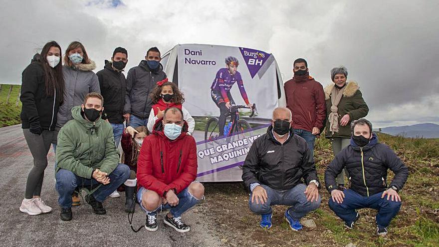 Un grupo de aficionados de la peña Dani Navarro en la subida al Acebo. | R.M.