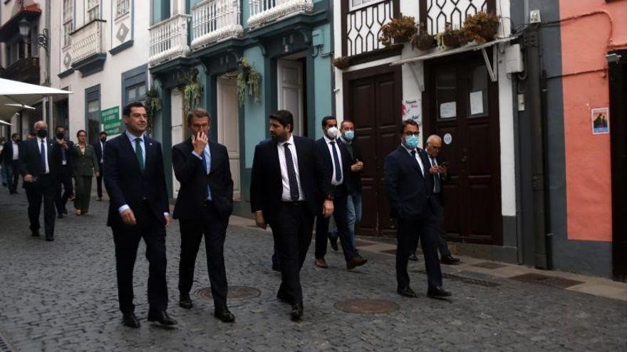 Los presidentes de Andalucía, Juanma Moreno; Galicia, Alberto Núñez Feijóo, y Murcia, Fernando López Miras, por la calle Real de Santa Cruz de La Palma, tras el homenaje al pueblo de la isla, este 12 de marzo de 2022.