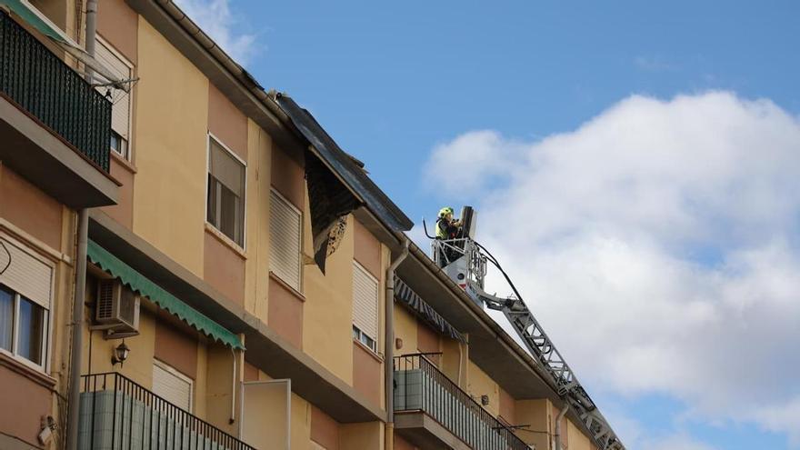 El viento levanta el revestimiento asfáltico del tejado de un edificio en Elda