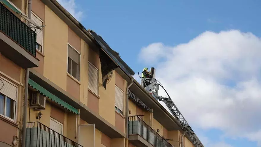 El viento levanta el revestimiento asfáltico del tejado de un edificio en Elda