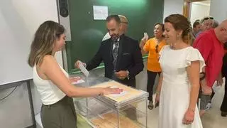 Votantes vestidos de novios, un ascensor roto y un desmayo asistido por López Miras: las anécdotas del 23J en Murcia