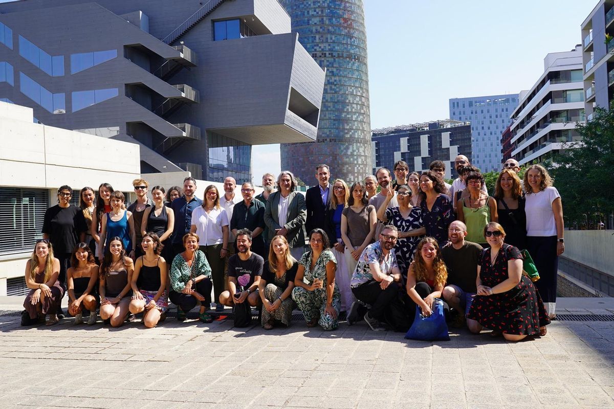 Los equipos creativos de las tres microópoeras y los responsables del proyecto, en el Disseny Hub.