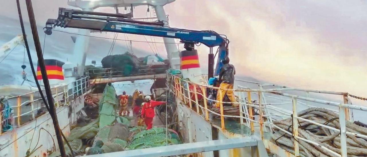 Trabajo en cubierta en el 'Villa de Pitanxo', en una marea anterior.