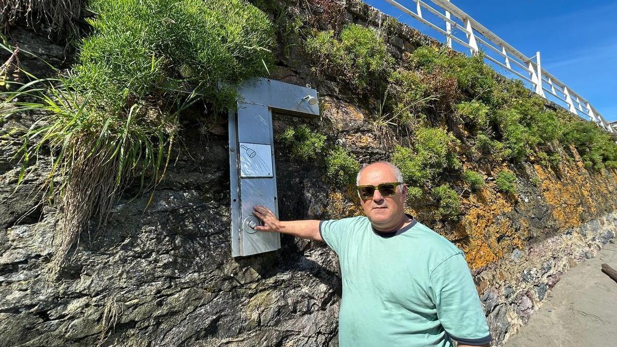 Francisco Pieiga, junto a la única ducha de la playa de Santa María del Mar.