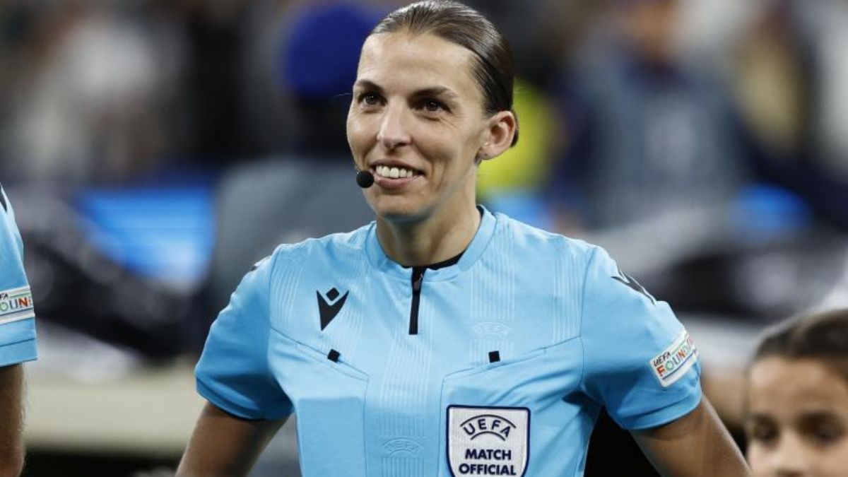 La árbitra francesa Stéphanie Frappart, antes del encuentro del grupo F de la UEFA Liga de Campeones entre el Real Madrid y el Celtic de Glasgow, este miércoles en el Santiago Bernabéu en Madrid.