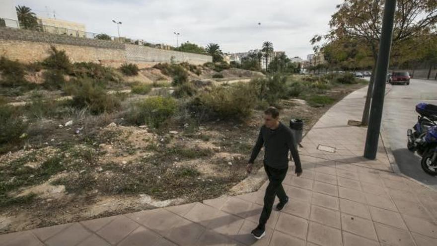 Solar donde se colocará la nueva zona de aparcamientos, en la Rambla del Castellar.