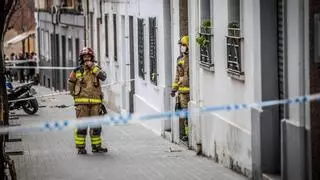 Ya pueden volver a casa los vecinos de otro de los bloques afectados tras el derrumbe mortal de Badalona