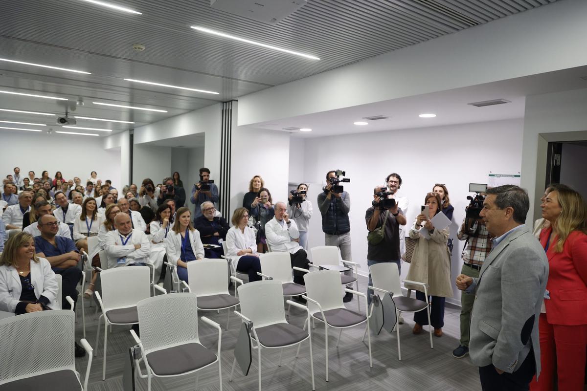 Marciano Gçomez se reún con los jefes de servicio y el comité de empresa del hospital de Manises.