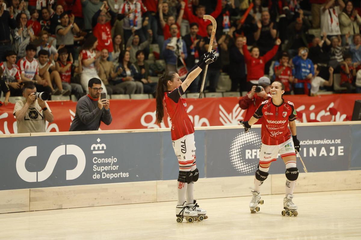 Marta Piquero celebra un gol junto a su compañera Mariona Colomer.