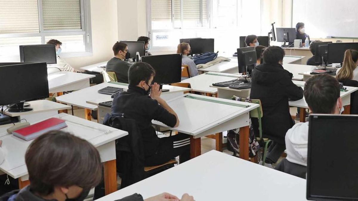 Alumnos de un instituto vigués, durante una charla.