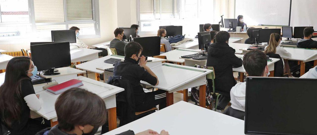 Alumnos de un instituto vigués, durante una charla.