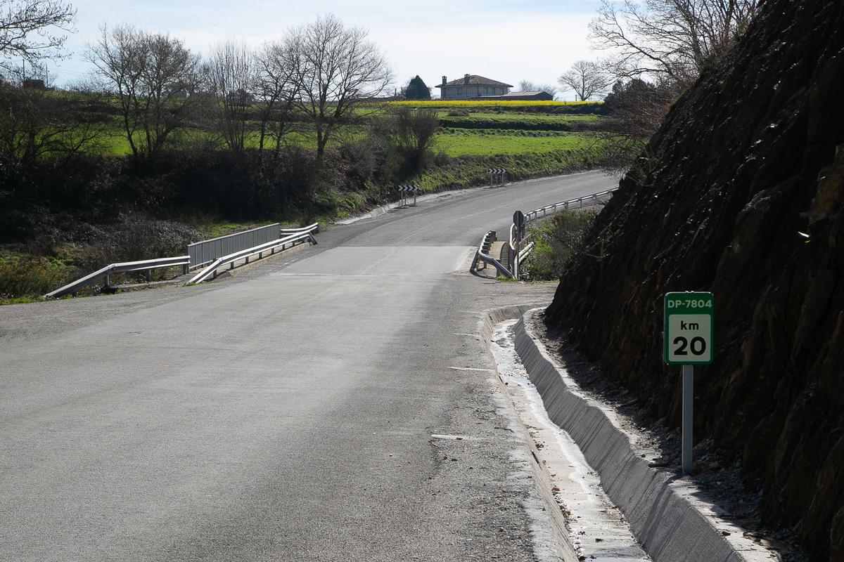 Un dos tramos da estrada de Val do Dubra a Santiago.