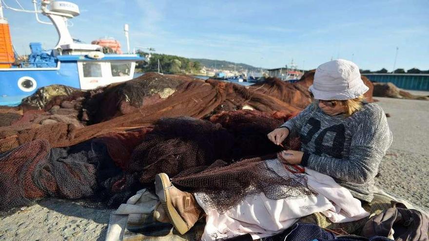 Las redeiras trabajan durante horas a orillas de la ría. . // Gustavo Santos