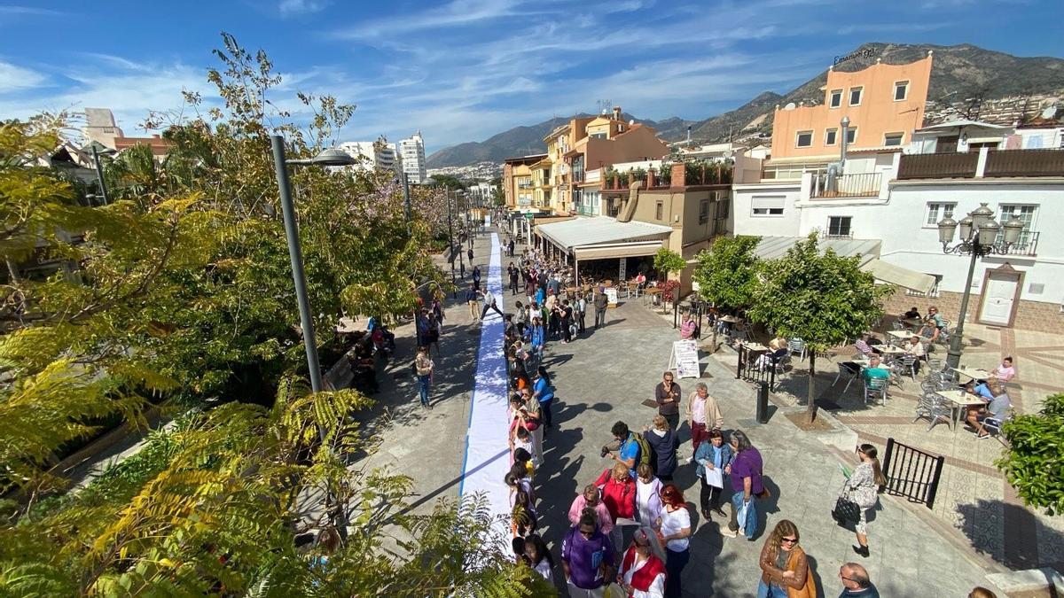 Celebración en Benalmádena del Día Internacional de la Poesía con el Poema Gigante