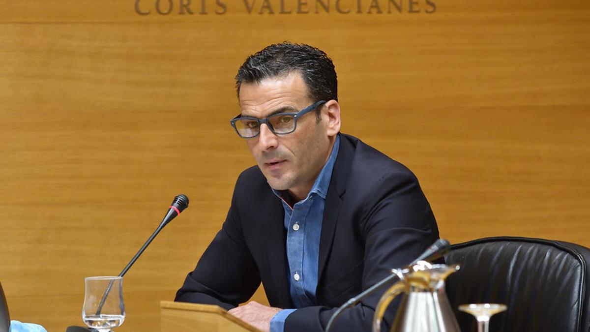 El director general de Àpunt Media, Alfred Costa, durante una intervención en las Corts.