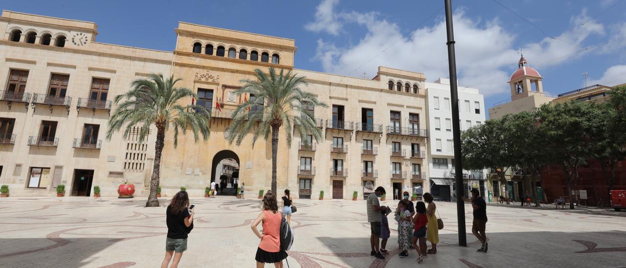 La fachada del Ayuntamiento de Elche, en la Plaça de Baix