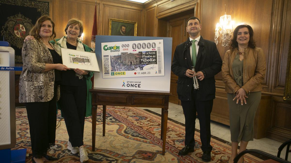 Por la izquierda, Yobanka Cuervo, Mariví Monteserín, Yolanda Alonso y Víctor Corrales, director de la ONCE en Avilés, en la presentación del cupón.