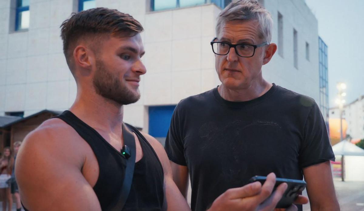 Ed Matthews, otro de los protagonistas del documental, con Louis Theroux