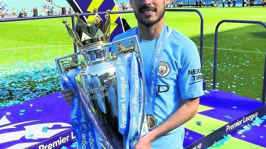 David Silva este domingo con su tercera Premier League.