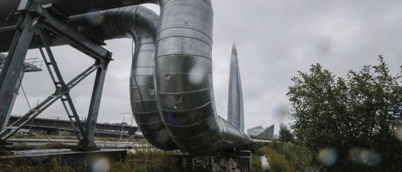 Tubos de un gasoducto con la torre de la sede coroporativa de Gazprom al fondo, en San Petersburgo.