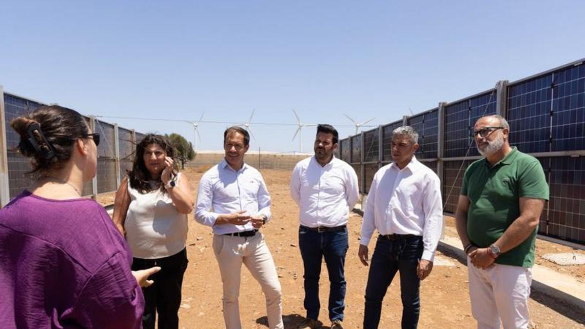 Julieta Schallenberg, Mariano Zapata, Eduardo García, Narvay Quintero y Francisco José García visitan la instalación.