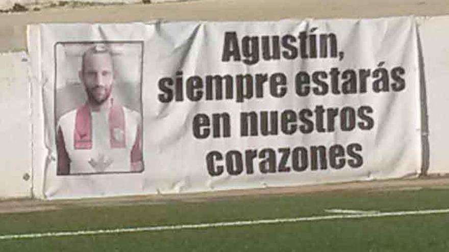 La pancarta en homenaje a Agustín Villar continúa en el Municipal de Guijuelo