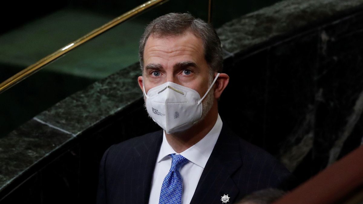 Archivo - El rey Felipe VI durante una visita al hemiciclo del Congreso de los Diputados.